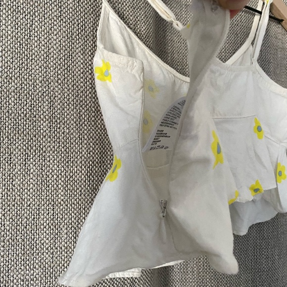 Urban Outfitters Daisy Ruffle Crop Top - Picture 3 of 5